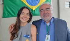 Professora Rafaela ao lado do diretor-geral do campus de Acaraú, professor João Vicente