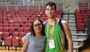 Atleta Samuel Forte comemora medalha de prata ao lado da mãe