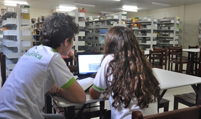 Alunos na biblioteca do campus Aracati