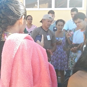 Estudantes do campus de Limoeiro durante aula prática