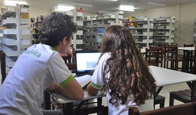 alunos-biblioteca.jpeg