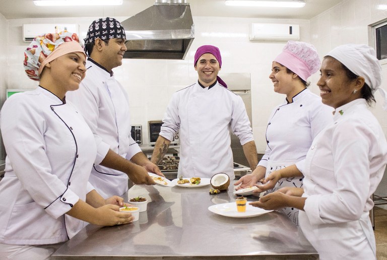 Alunos do curso de gastronomia em aula prática - Fotos Daniel Medeiros.jpg