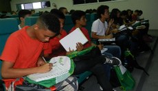 Alunos receberam mochila entre outros materiais no primeiro dia de aula (Foto: Pedro Rildson)