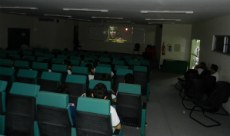 Alunos acompanharam o filme no auditório (Foto: Andréa Freitas)