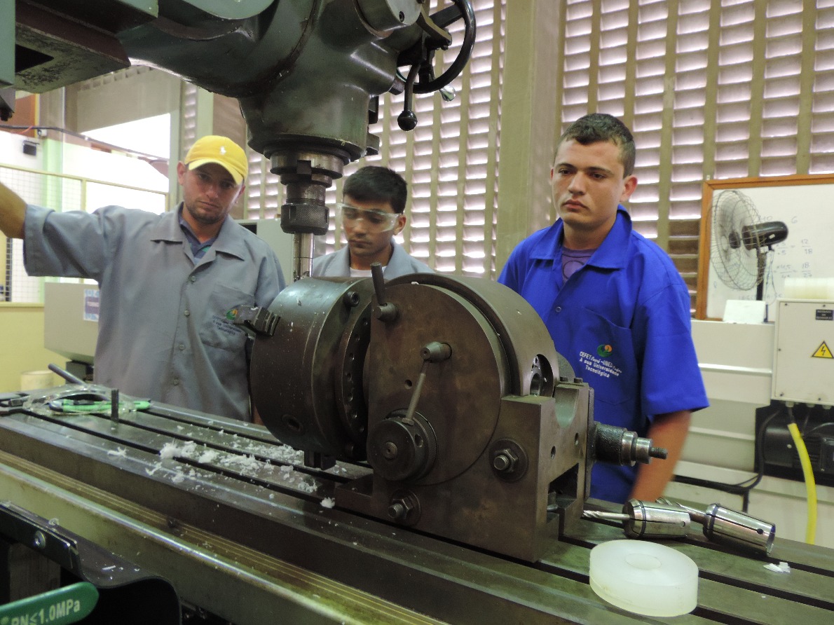 Alunos da Mecânica montam equipamento para academia de Cedro.JPG