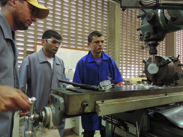 Alunos da Mecânica montam equipamento para academia de Cedro.JPG