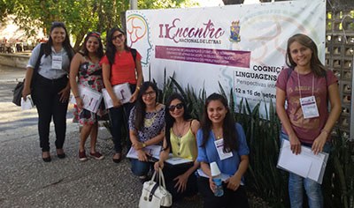 Alunas de Letras no Congresso Nacional de Letras