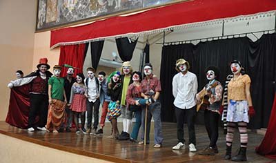 Cortejo de personagens celebram Dia do Teatro em Crateús