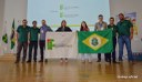 Equipe subiu ao palco para receber medalha de bronze na competição