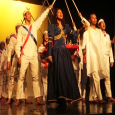 Na foto, cenas de apresentação do espetáculo "Guerreiros Santa Folia Festeira", encenado pelo grupo Miraira.