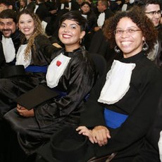 A alegria contagiou os concludentes durante a solenidade. (foto: Francisco da Costa).