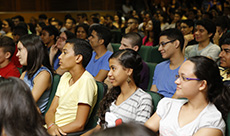 Centenas de alunos lotaram o auditório Castello Branco