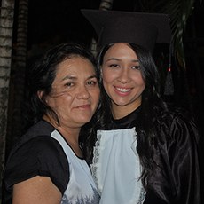 Imagem: A formanda Camila e a mãe Marilac (foto: Márlen Danúsia)