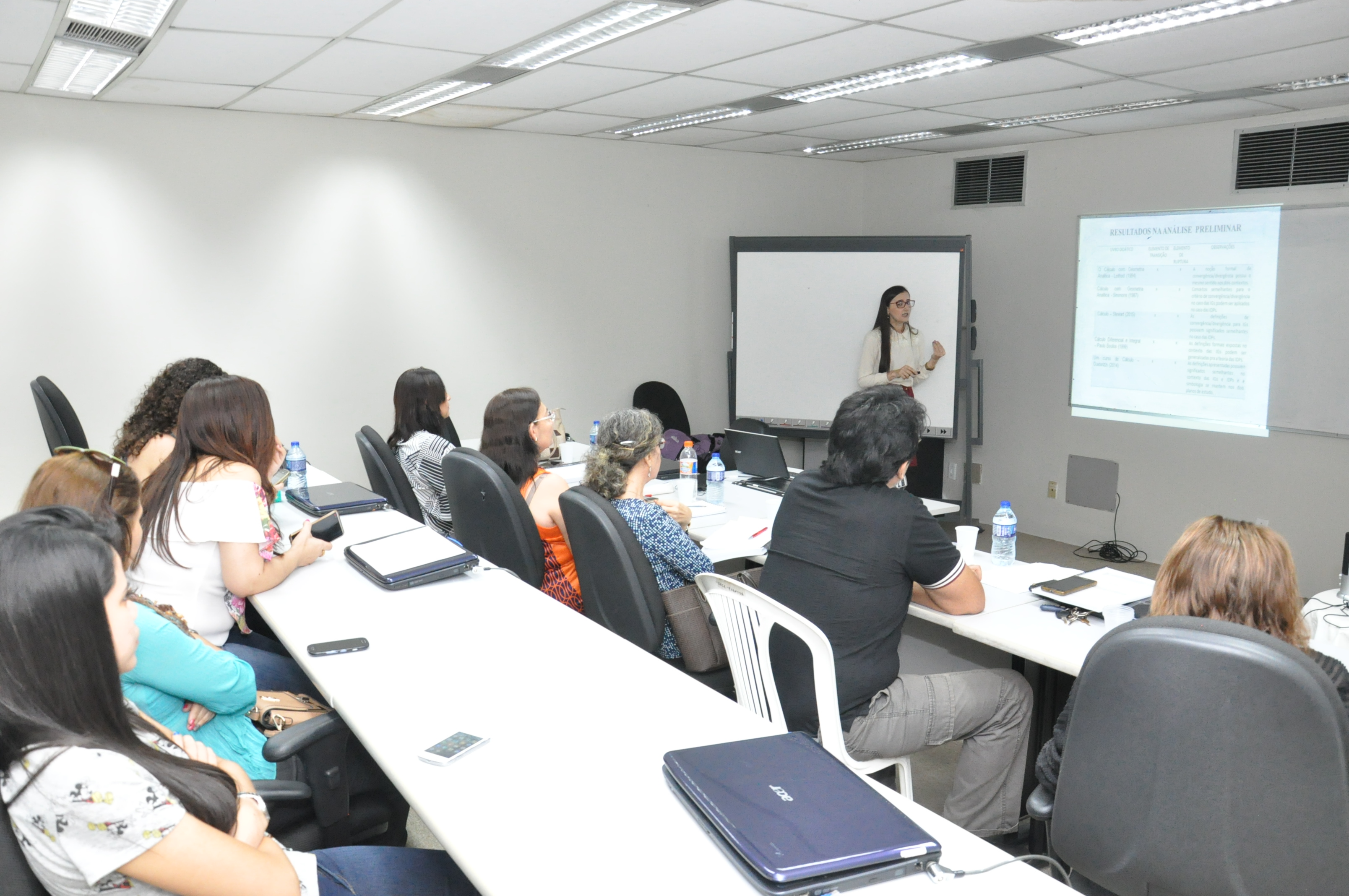 Professora defende pesquisa realizada no Mestrado em Matemática