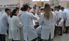 A visita foi para conhecer os Laboratórios de Física, Química e Biologia.