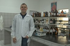 Pesquisador Luiz Paulo de Oliveira Queiroz no Laboratório de Pós-Colheita da Ufersa