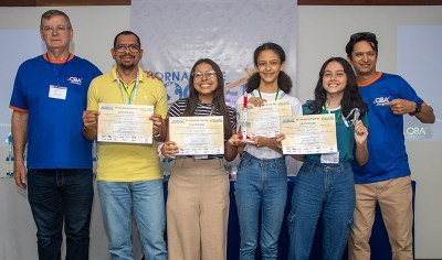 Equipe que foi até Barra do Piraí (RJ) formada por três estudantes e pelo professor de Física e chefe do Deppi Luís Silveira com os organizadores da Jornada. Foto: divulgação/ 56ª Jornada de Foguetes