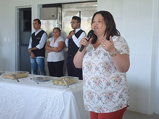 Professora Germana Marinho, diretora de ensino, fala aos servidores