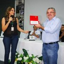 Professora Francisa Goes entrega homenagem do campus ao secretário de Esportes de Maracanaú, Adauto Parente. (Foto: Saulo Rêgo)