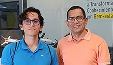 Professor Luís José Silveira e o estudante Emmanuel Gustavo Dantas, medalha de ouro na OBA/ 2023, em visita ao Parque de Inovação Tecnológica de São José dos Campos. Foto: divulgação