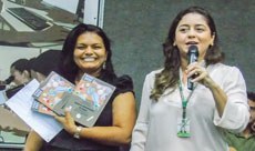 Professoras Cleide Barroso e Caroline Sampaio, organizadoras da publicação. (Foto: Guilherme Braga)