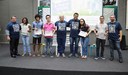 Entrega, feita por gestores do campus, de certificados para os estudantes que apresentaram os melhores trabalhos da Semic 2017. (Foto: Guilherme Braga)