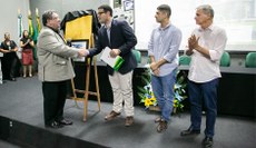 Momento de descerramento da placa do novo integrante da Galeria dos Beneméritos do campus de Maracanaú. (Foto: Guilherme Braga)