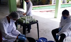 Estudantes na produção de itens de higiene para o combate da Covid-19. (Foto: Saulo Rêgo)