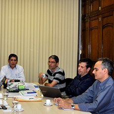 Da esquera para a direita: reitor Virgílio Araripe, o cientista Claudio Lenz e os gestores André Luiz Araújo e Alexandre Damasceno (foto: Lyndissei Lourenço)