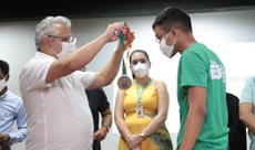 Wally Menezes entregando medalha a aluno (foto: Francisco da Costa)