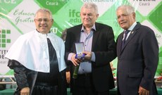 Professor Façanha recebendo a medalha do Mérito Educacional (foto: Eugenio Pacelli)