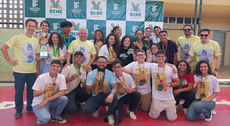 Wally Menezes ao lado das equipes do campus de Fortaleza que conquistaram 02 ouros, 02 bronzes e 03 menções honrosas