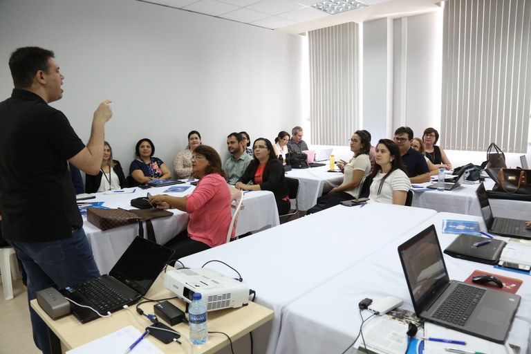 Professores de diversos campi participam do curso ao modelo "sala de aula invertida" (foto: Bruno Leonardo)