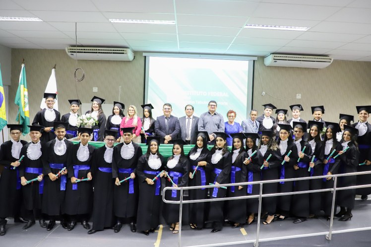 Solenidade de formatura dos cursos técnicos de Manutenção Automotiva e Petróleo e Gás