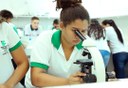 Estudante microscópio IFCE Tabuleiro do Norte