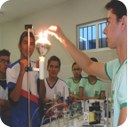 Alunos em laboratório