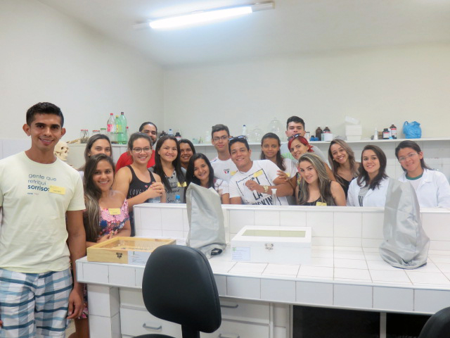 Estudantes em laboratório