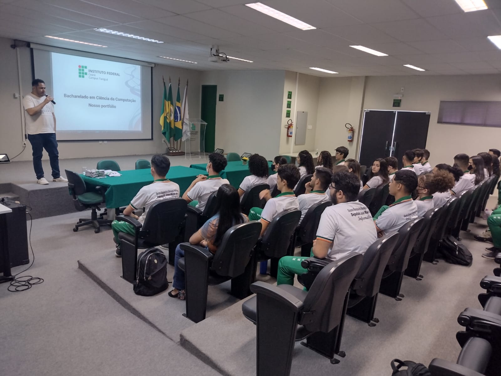 Estudantes visitaram o campus