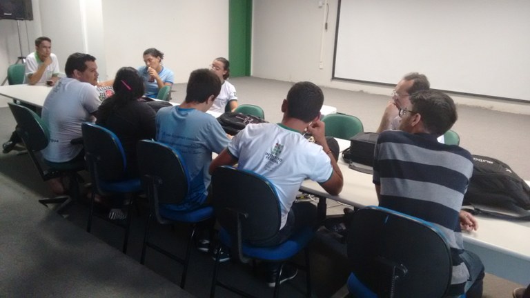 Estudantes em reunião do grêmio