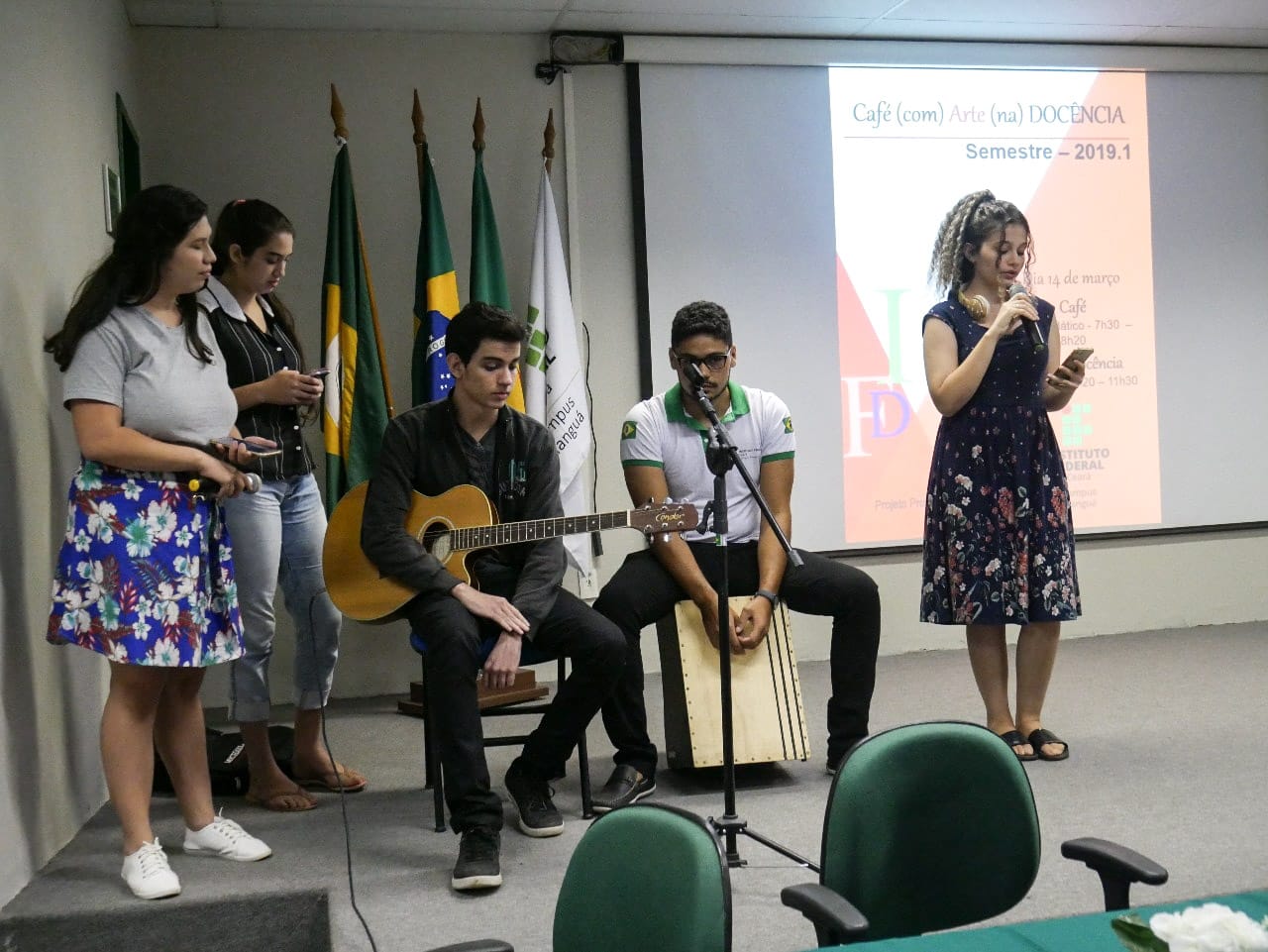 Estudantes promovem apresentação