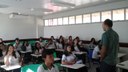 Estudantes em apresentação sobre o campus