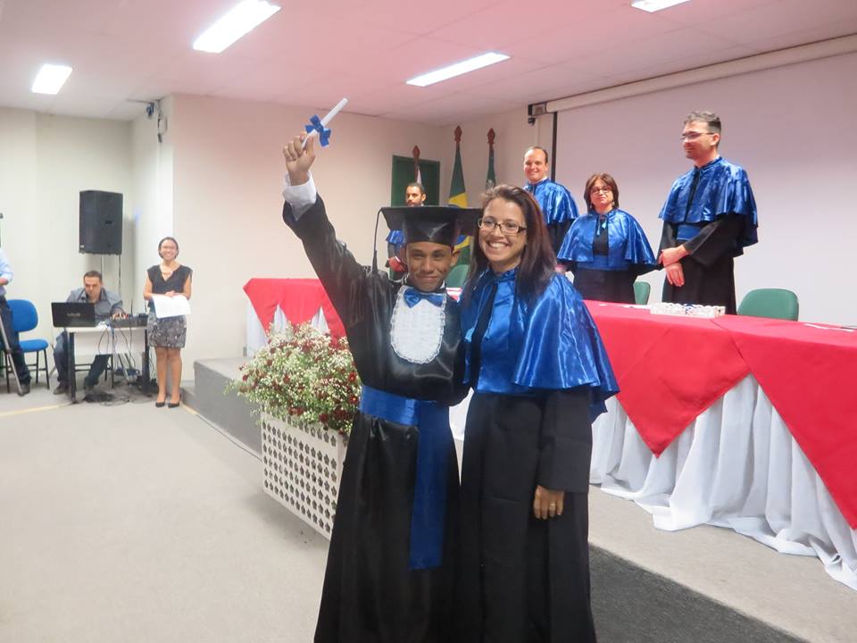 Estudante celebra colação