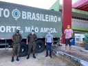 Exército brasileiro entrega doações a servidores