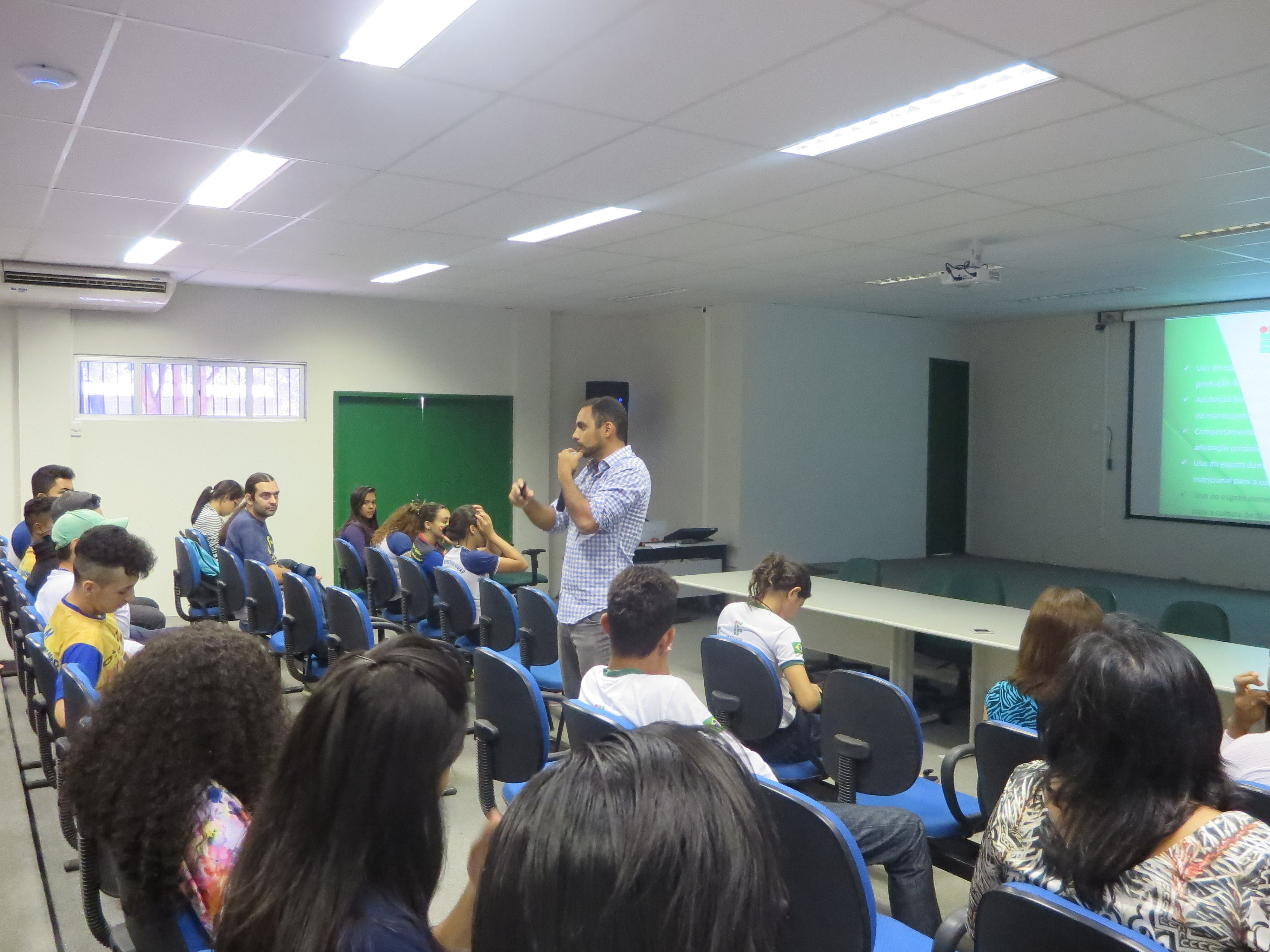 Estudantes em palestra