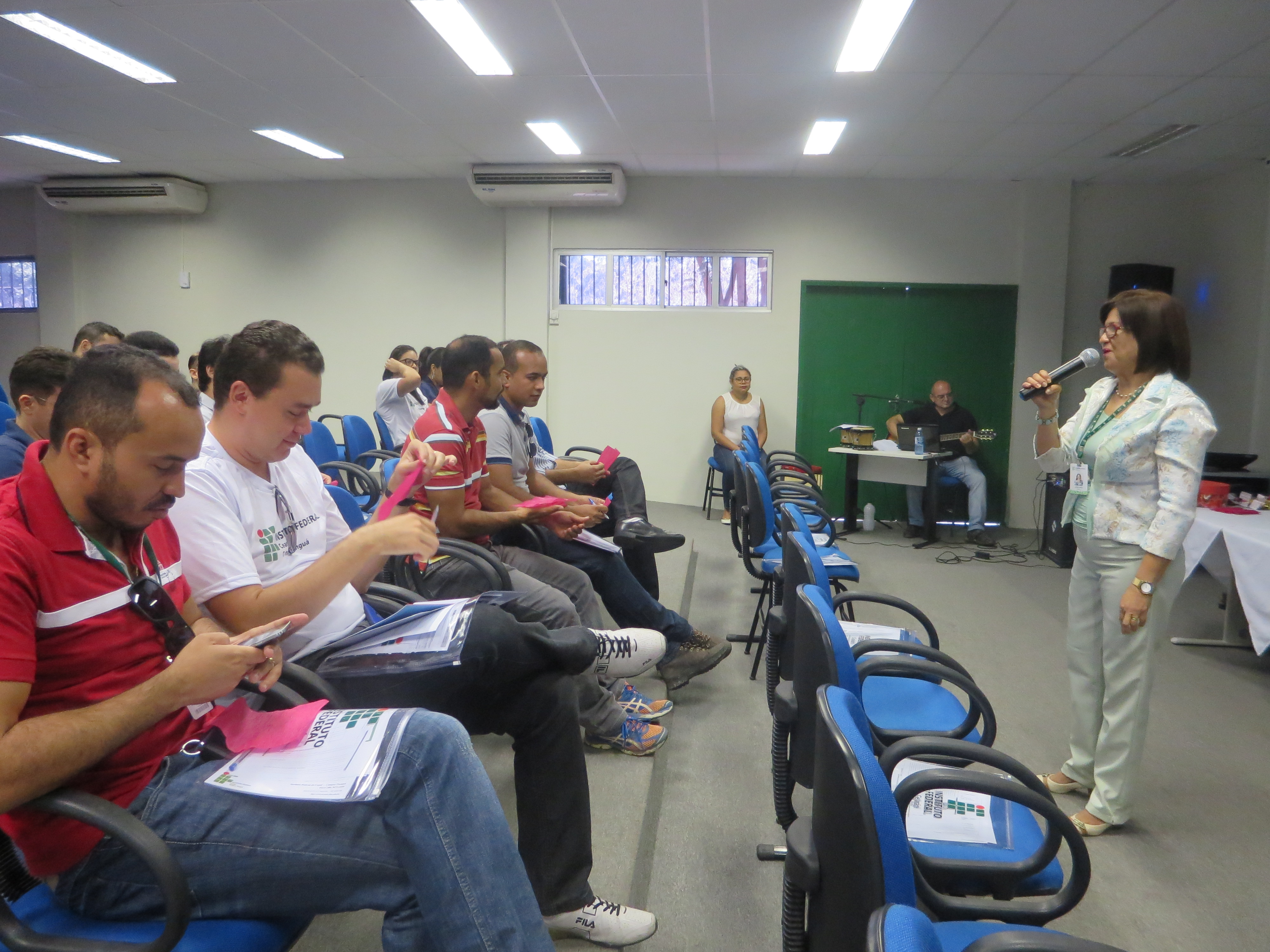 Professores em atividade no encontro pedagógico