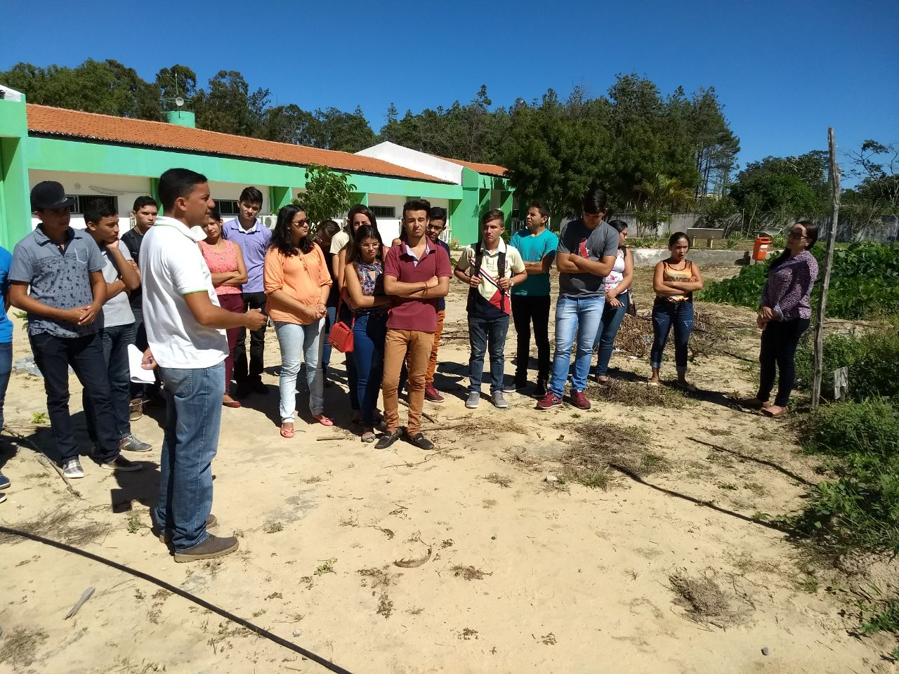 Estudantes visitam plantações do campus