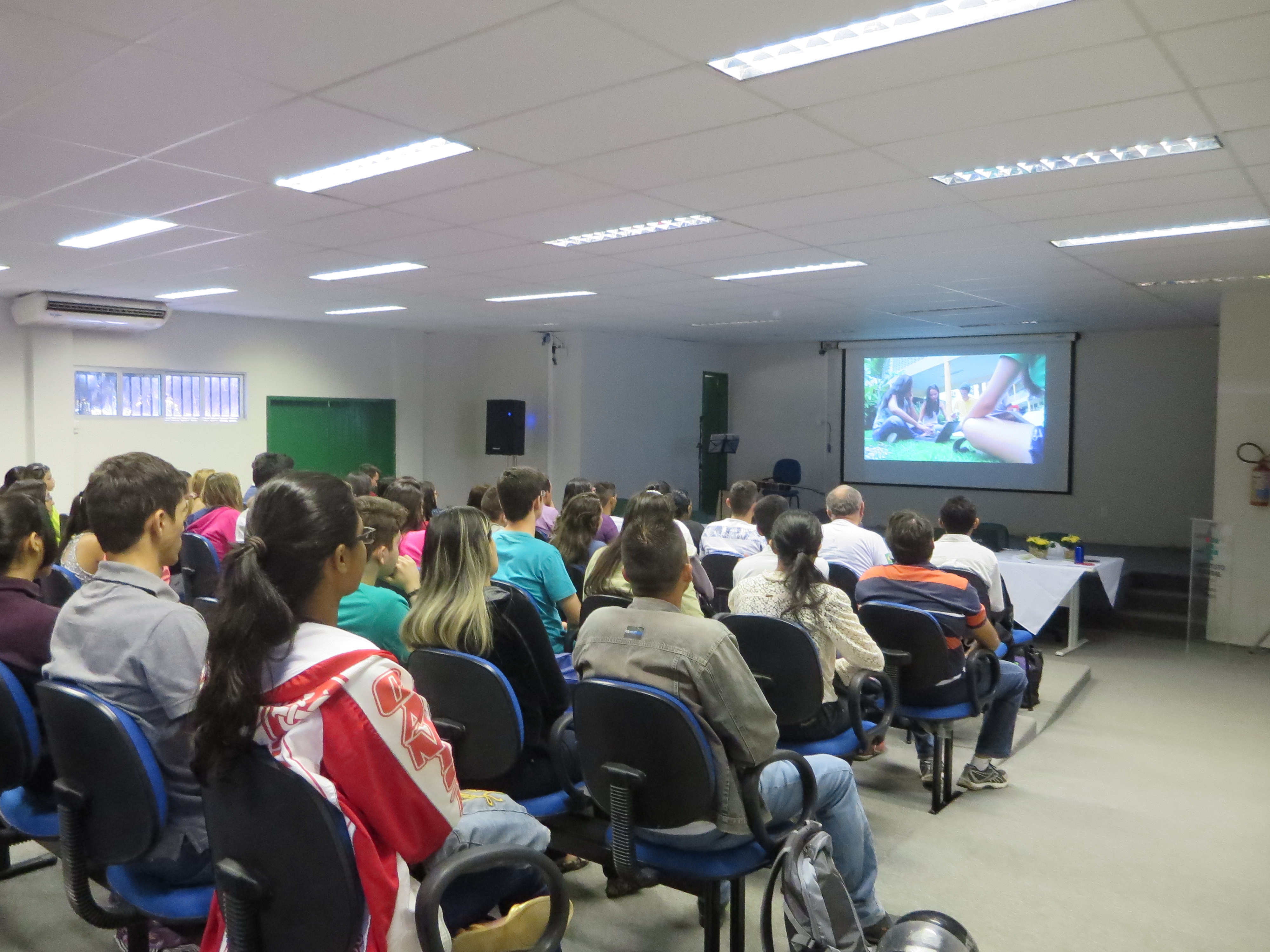 Estudantes em recepção no auditório