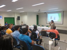 Estudantes em recepção no auditório