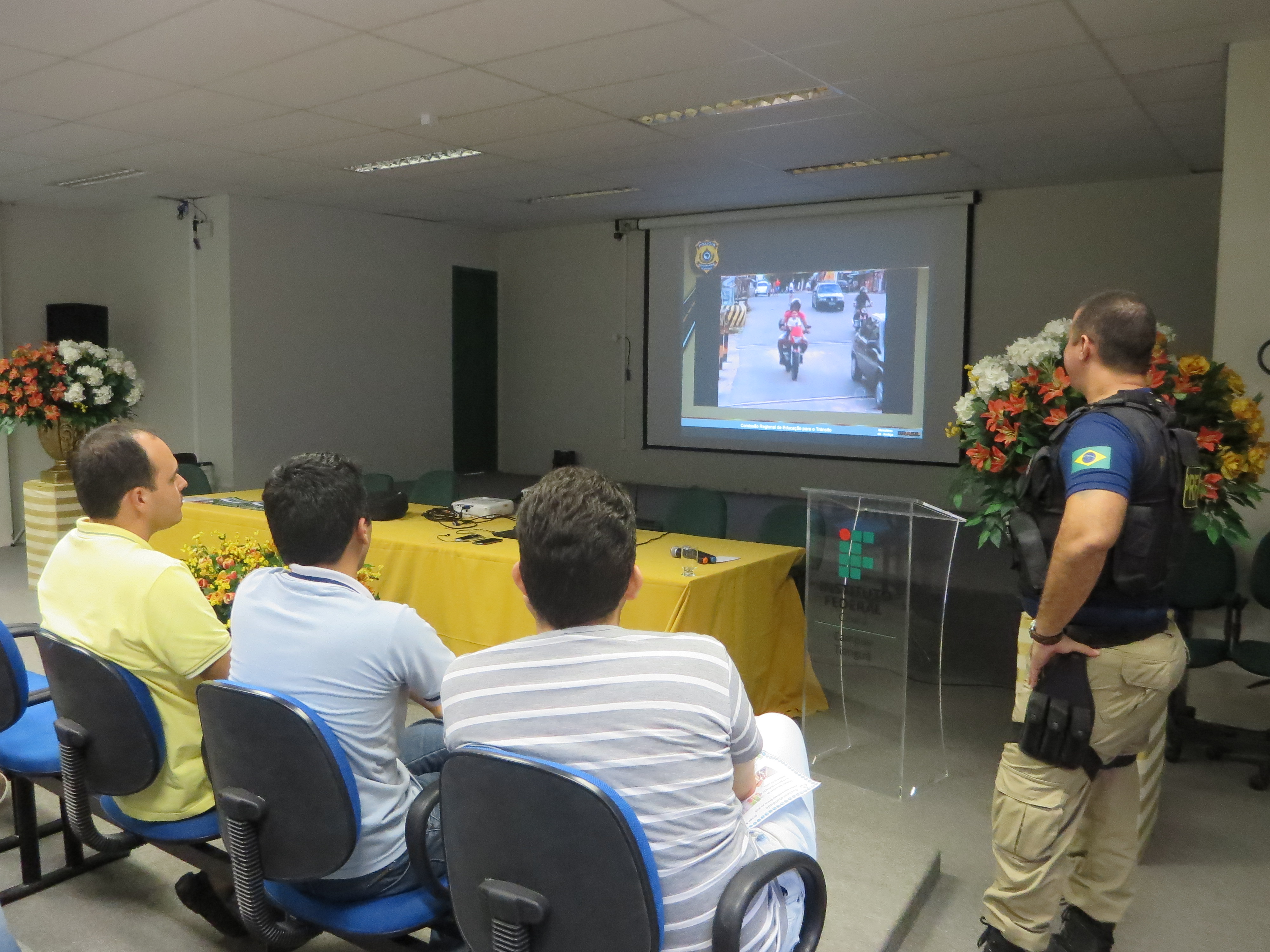 Estudantes no auditório em palestra