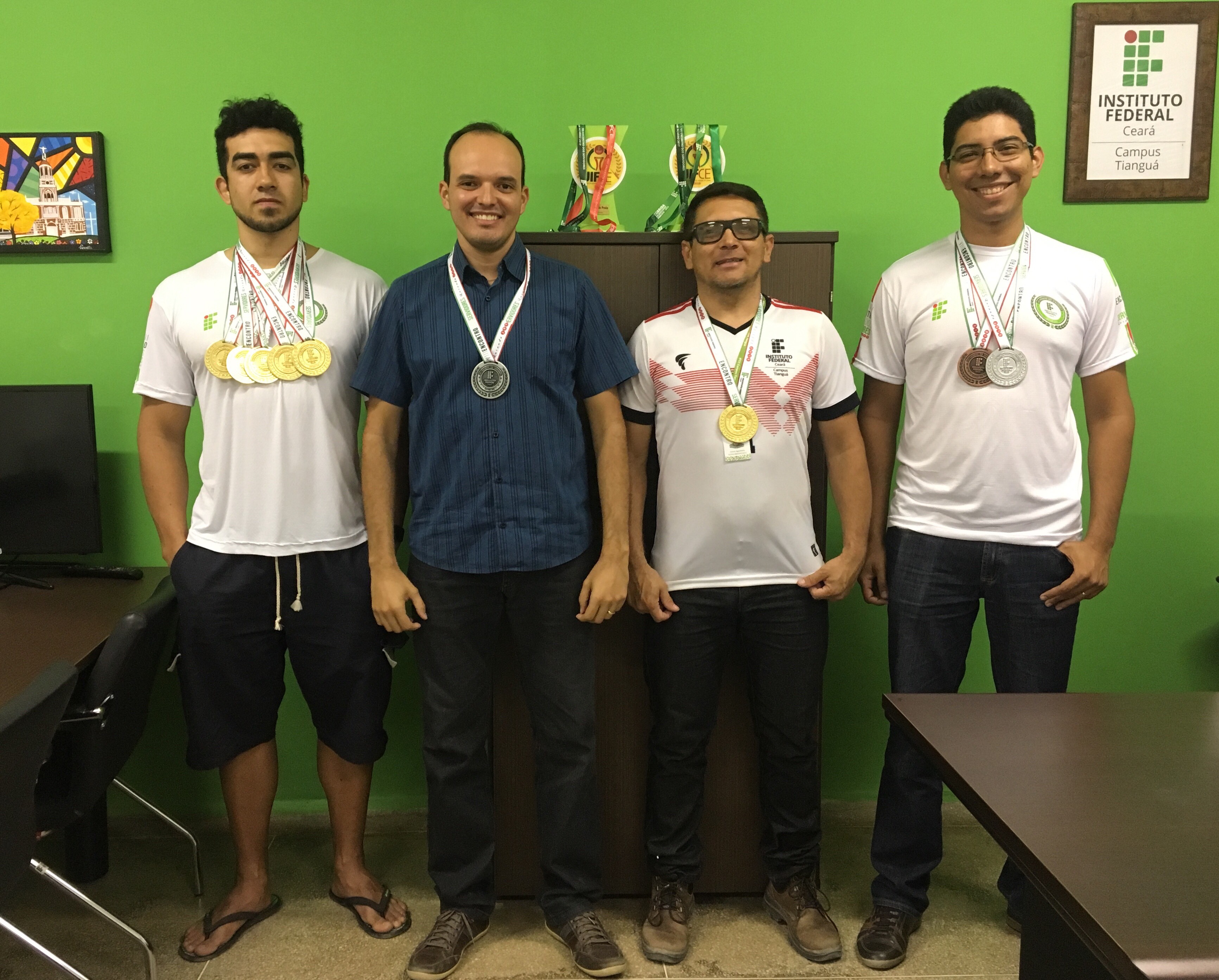 Servidores posam com medalhas